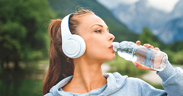 Drinking lots of water is one of the ways healthy lifestyle changes to lose weight 
